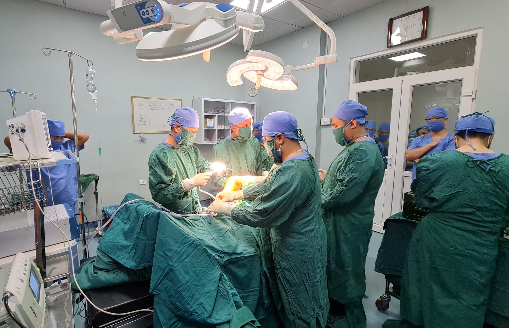 Giáo sư người Pháp thực hiện phẫu thuật thay khớp gối tại Bệnh viện Chấn thương Chỉnh hình Nghệ An